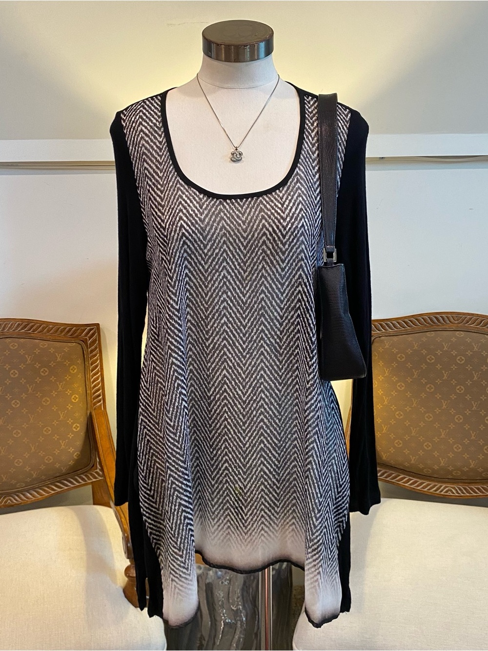 Karen Kane Black & Gray Grunge Chevron Knit Tunic Top Asymmetrical Hem, Size M - Picture 1 of 3